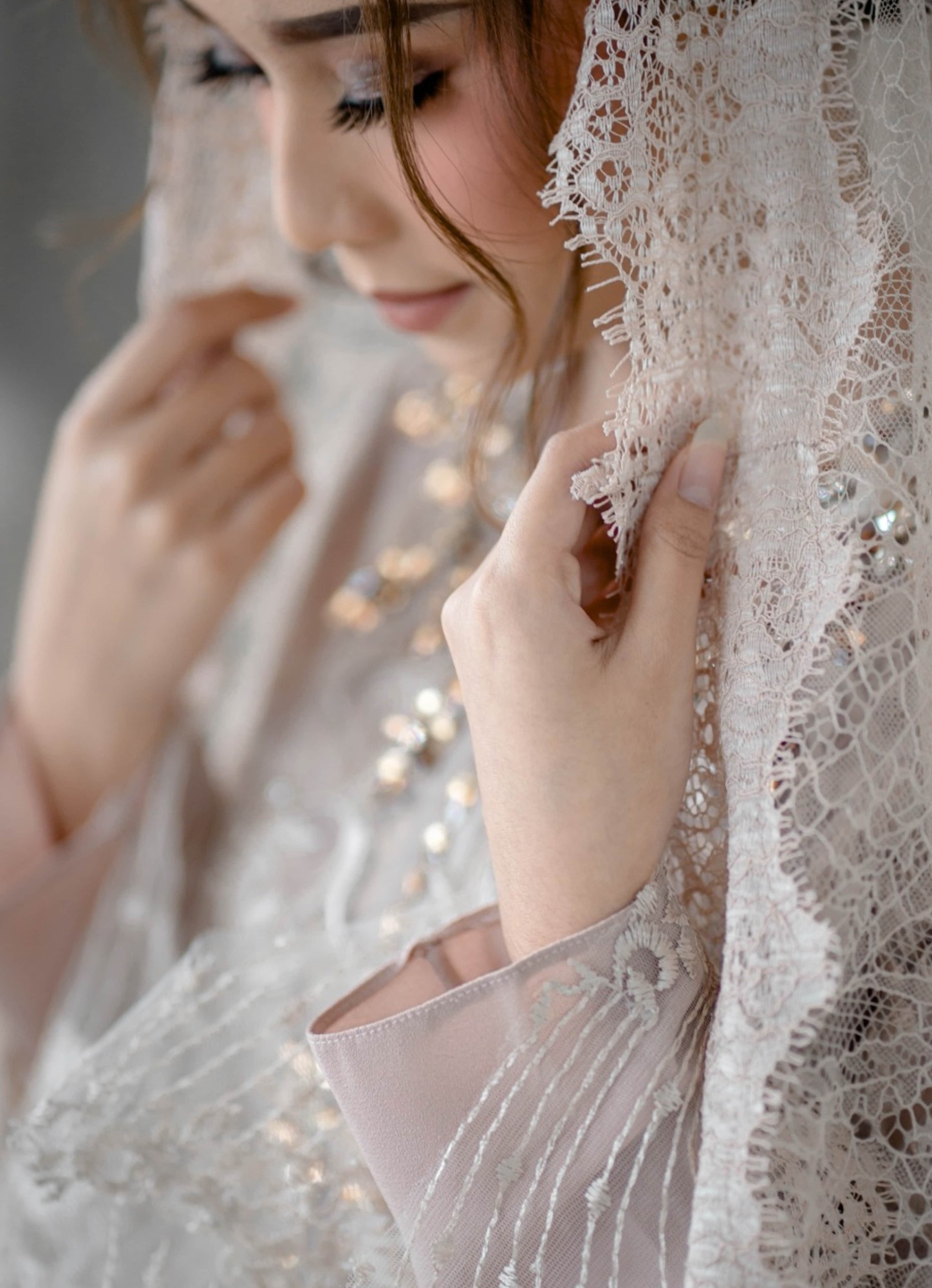 Detail pengantin berhijab dan veil