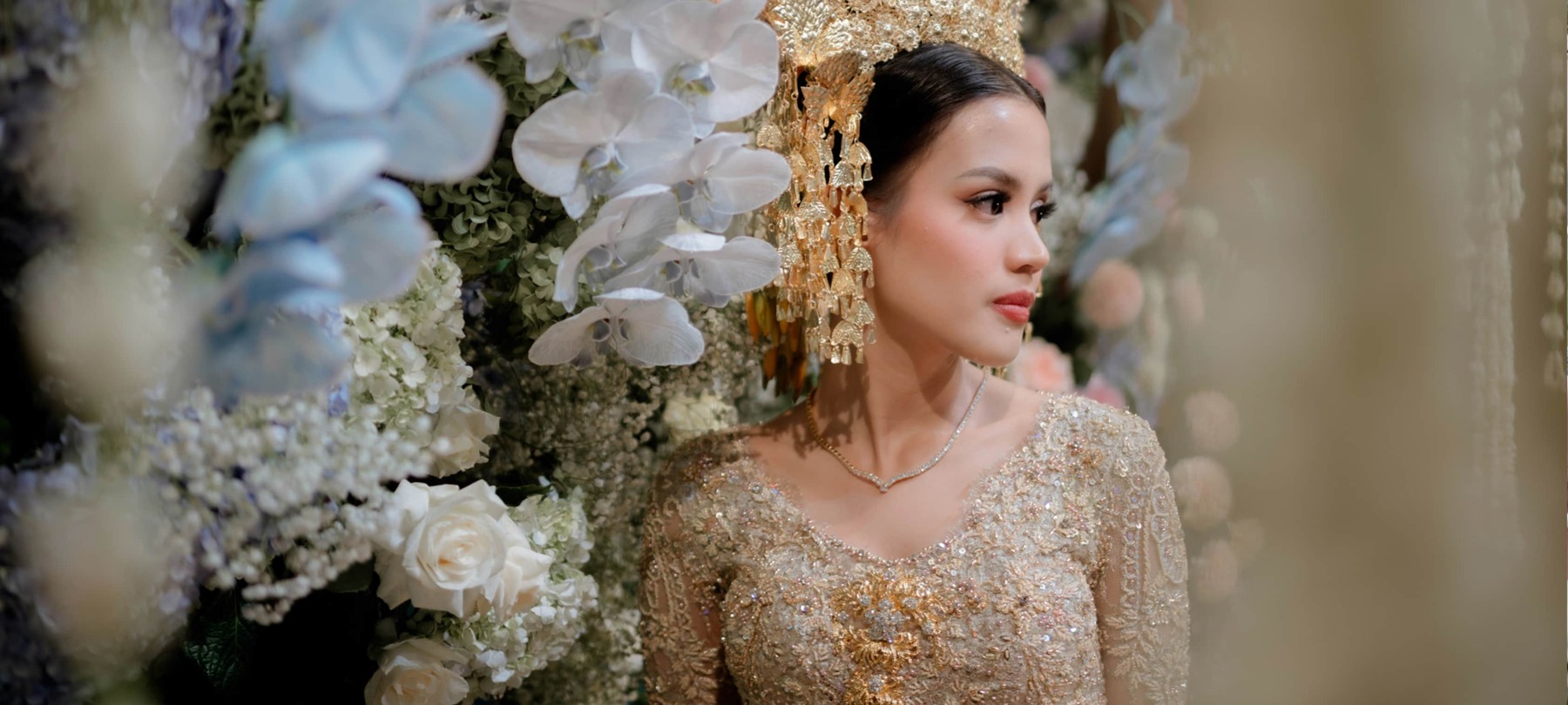 Potret pengantin dengan kebaya dan hiasan bunga
